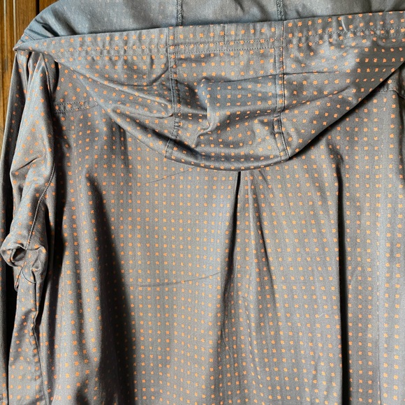 Columbia casual button up shirt with hood and tabs to roll up sleeves - Picture 9 of 10